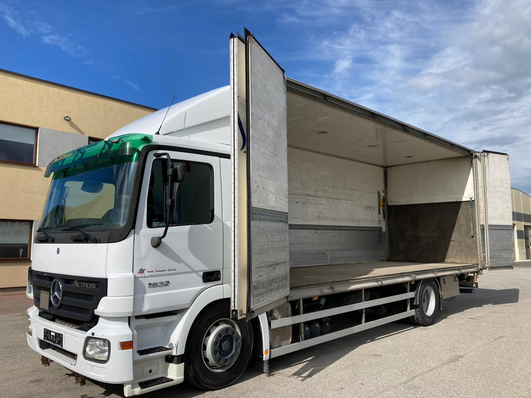 Mercedes-Benz Actros 1832 + BOX HEATING + SIDE OPENING