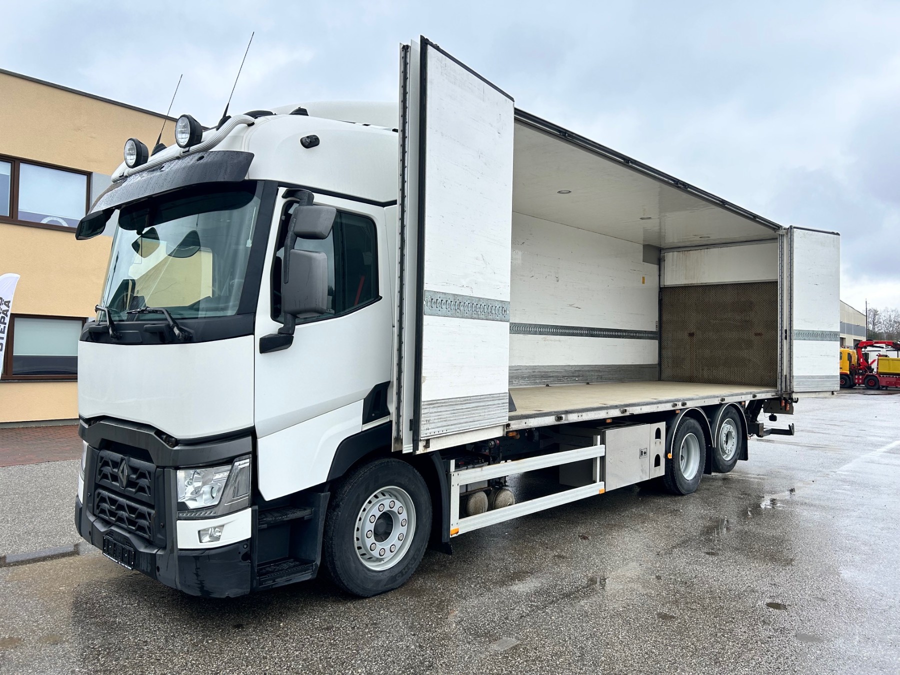 Renault T430 6X2 EURO6 + SIDE OPENING + BOX HEATING
